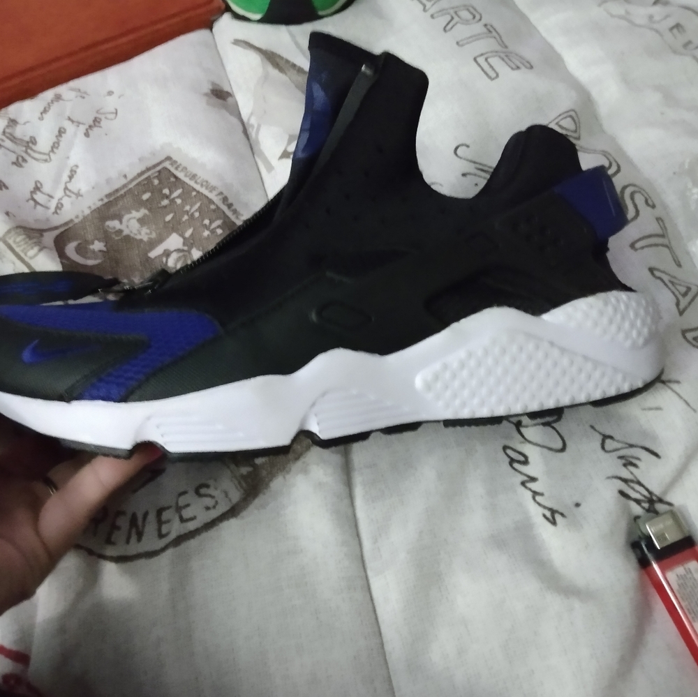 Left Nike - Picture 2 of 3